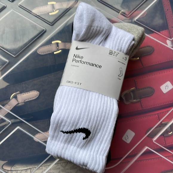 Nike (3 pairs) Performance
Multi-Color Cushioned Crew Socks
SX4719-967 - Picture 13 of 16